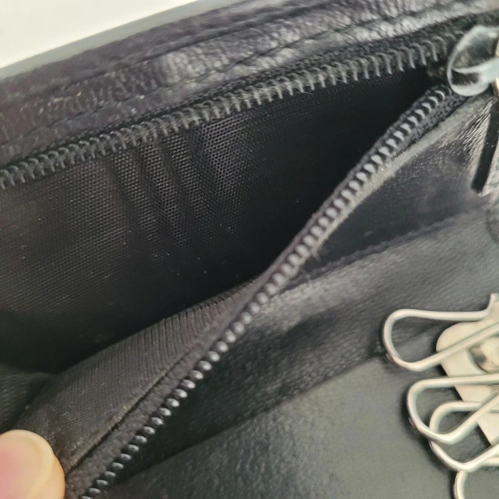 Gucci Black Pebbled Leather 6-Ring Key Case Wallet Silver Logo Plaque Italy